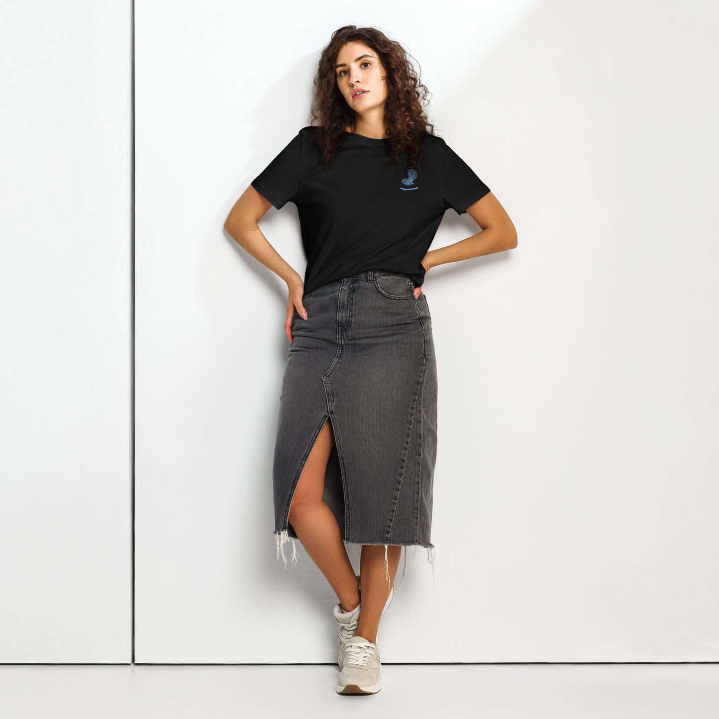 Besticktes Fächerschwanz-Damen-T-Shirt aus Bio-Rippstrick mit Rundhalsausschnitt